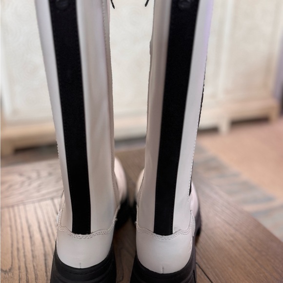 UGG Women's Cream and Black Winter Boots - Picture 12 of 14